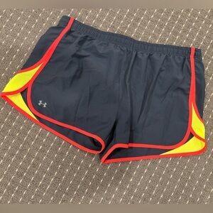 Women’s Under Armour fitted neon heat gear lined shorts